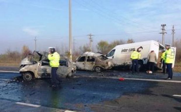 Két Dacia Logan ütközött, négy utas szénné égett