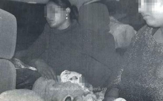 Az útipoggyászba rejtette egy hónapos csecsemőjét egy házaspár