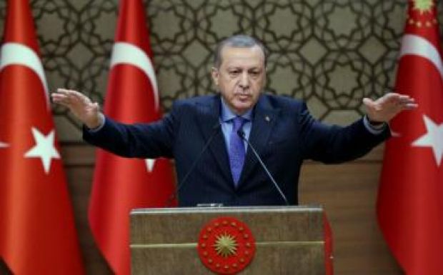 Több mint tízezer közalkalmazottat bocsátottak el Törökországban