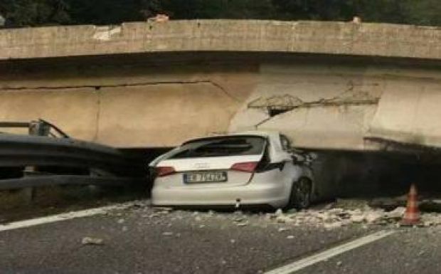 Az autópályára omlott a híd Olaszországban