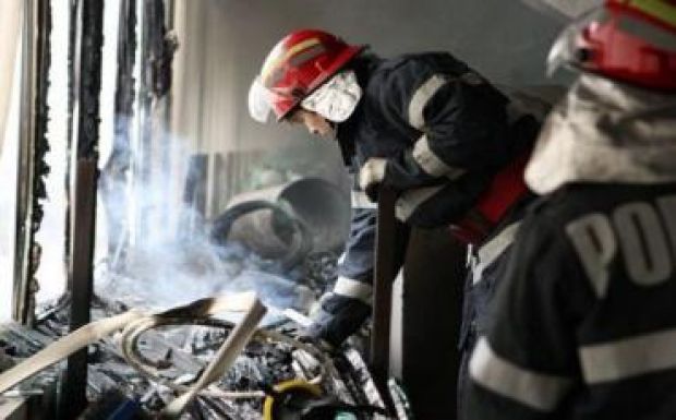 Az ajtó helyett a negyedik emeleti ablakon menekült a tűztől a Bákó megyei asszony