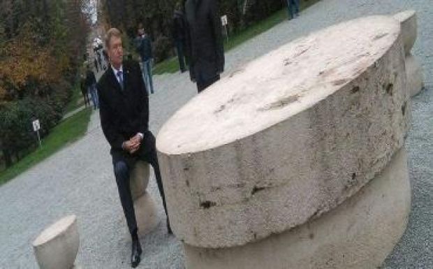 Bogdán Tibor: A megszobrozott dolgozóasztal 