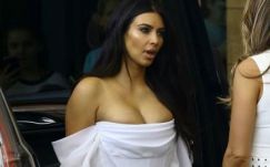 Fegyveres álrendőrök törtek rá Kim Kardashianra