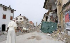 Ferenc pápa ellátogatott a földrengés sújtotta Amatricébe