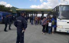 Buszokkal szállították vissza Belgrádba a magyar határ felé indult migránsokat