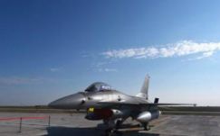 Megérkeztek Fetesti-re az első felújított F-16-os harci repülők