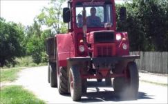 Traktort vezetett a közúton egy 11 éves gyermek 