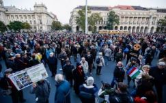 Több száz író tiltakozik a Népszabadság megszüntetése miatt