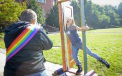 Előbújás napja: a szenátus jogi bizottsága elutasította a regisztrált élettársi kapcsolat lehetőségét