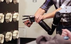 Sikeresen kötötték össze egy bénult ember agyát egy robotkarral