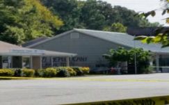 Horogkeresztet és gyúlékony anyagot dobtak be egy republikánus irodába