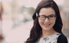 Kacsintással fényképező szemüveg készül