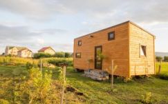 Limuzinból lakóház: guruló lakást tervezett magának egy székelyföldi házaspár