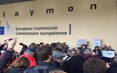 Brüsszelben is tüntettek a Népszabadság mellett 