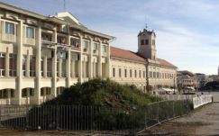 Székháza előtt „felejtett” földhalom miatt perel a háromszéki prefektus