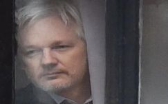 Hotspottal segítenének az internettől megfosztott WikiLeaks-alapítón