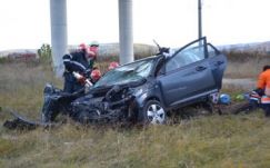 Két személy meghalt, miután gépkocsijukkal lezuhantak egy hídról Uzonnál