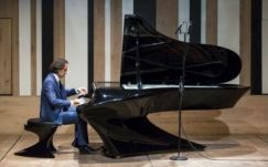 Ingyenes erdélyi hangversenykörúton mutatja be csodazongoráját Bogányi Gergely