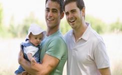 Partnerük gyermekét is örökbe fogadhatják a cseh homoszexuális párok