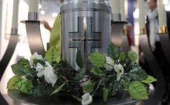 A Vatikán nemet mond a halottak hamvainak szétszórására és otthon őrzésére