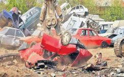 Veszélybe kerül a roncsautó- és a Zöld Ház-program?