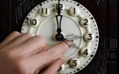 Vasárnap Románia áttér a téli időszámításra