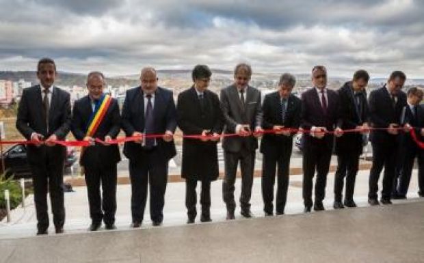 Annyi hivatalosság tolongott az intézményátadáson, hogy nem jutott mindenkinek avatószalag