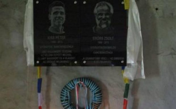 Gyergyói hegymászók állítottak emléktáblát a Kancsendzönga lábánál Erőss Zsoltnak