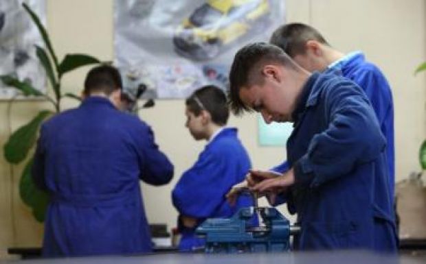Bevezetnék a duális képzést: cégeknél tanulnák a szakmát a fiatalok
