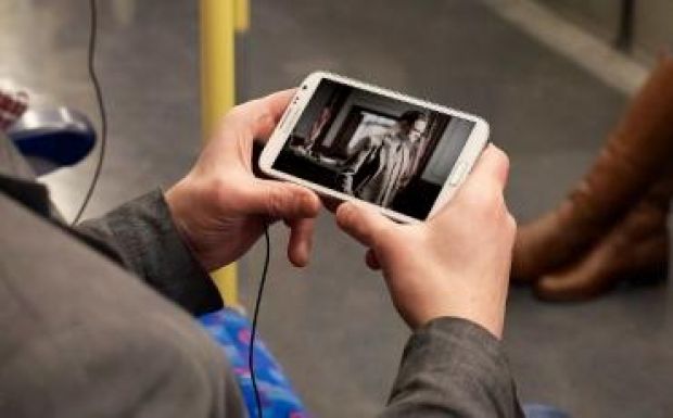 Tévézés helyett a mobilos videózást választjuk