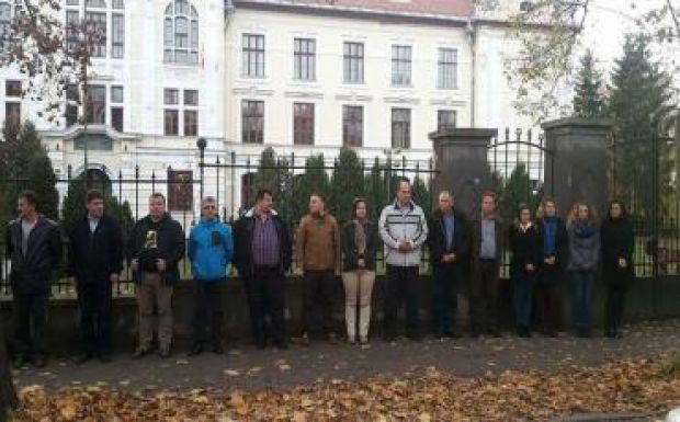 Néma tiltakozás a katolikus teológiai gimnázium épülete előtt