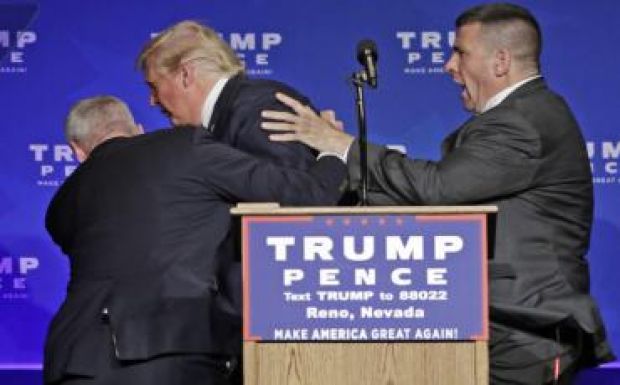 FBI-ügynökök menekítették le a színpadról Donald Trumpot