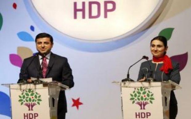 Felfüggesztette parlamenti tevékenységét a kurdbarát párt
