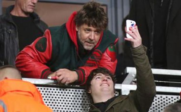 Russell Crowe játékosügynöknek állt a Twitteren 