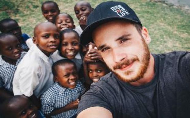 „Imádták, ha fényképezem őket” – kenyai törzset látogatott meg egy csíkszeredai fotós