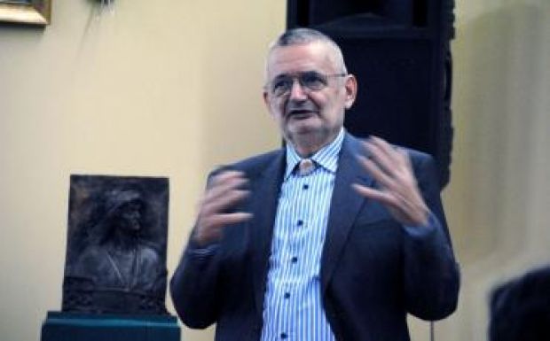 Csimpánzoktól a hiedelemhálózatig – Csányi Vilmos előadása Kolozsváron