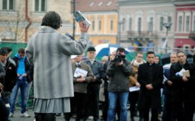 Könyvekkel a kézben szolidarizáltak a katolikus gimnáziummal Kolozsváron