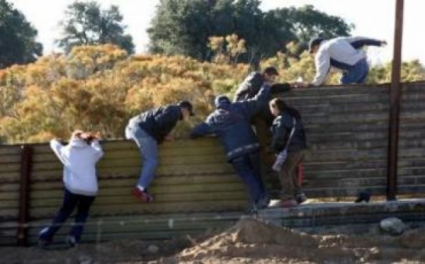 Százötven határőrt vezényelnek át Texasba az illegális bevándorlók miatt
