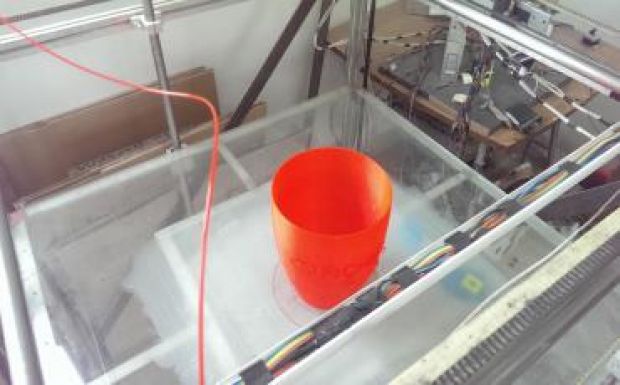 Saját építésű 3D-nyomtatóval alkot kerámiatárgyakat egy székelyföldi cég