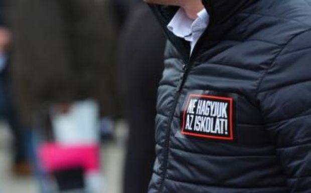 A marosvásárhelyi katolikus iskola tanárai októberi bérének kifizetését sürgeti az RMDSZ