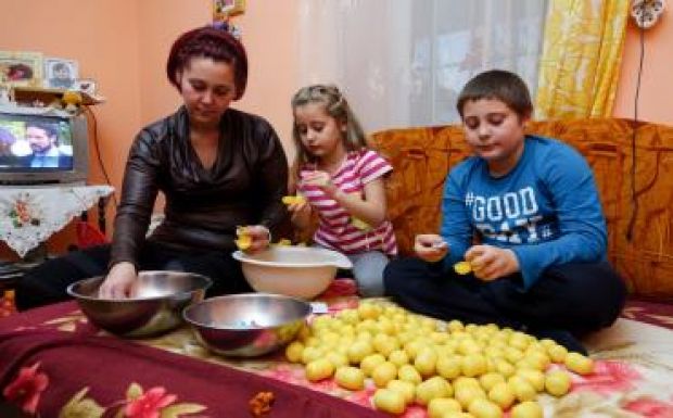 The Sun: „gyerekrabszolgák” raknak össze Kinder-tojásokat Szatmár megyében