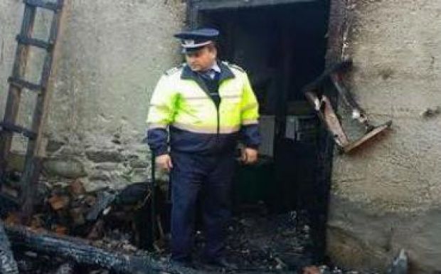 Életét kockáztatta Óradnán a rendőr, hogy kimentsen a tűzből egy idős nőt