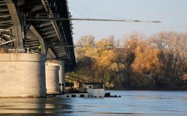 Több ezer tonna búza ömlött a Dunába egy román tolóhajó balesete miatt