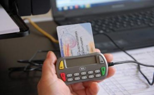 Cioloş elrendelte az egészségügyi kártyák informatikai rendszerének ellenőrzését