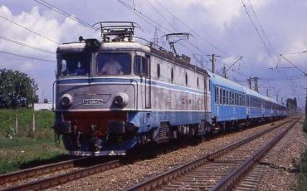 Áll a vasúti forgalom Tusnád és Tusnádfürdő között, fenyőfa esett a sínekre