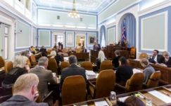 Kilenc ezer euróra emelik az izlandi honatyák fizetését, hogy függetlenek legyenek