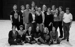 „Reméljük, hogy terápiásan felszabadít” – közeledik a Szüleink-projekt bemutató előadása Kolozsváron