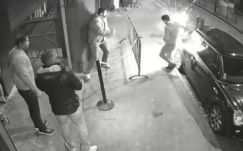 Videón, ahogy kigyullad a zsebre vágott elektromos cigaretta