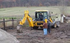 Már ássák a tűzkárosult baróti család új házának alapjait