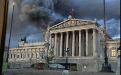 Lángok csaptak fel a bécsi parlament tetőszerkezetén